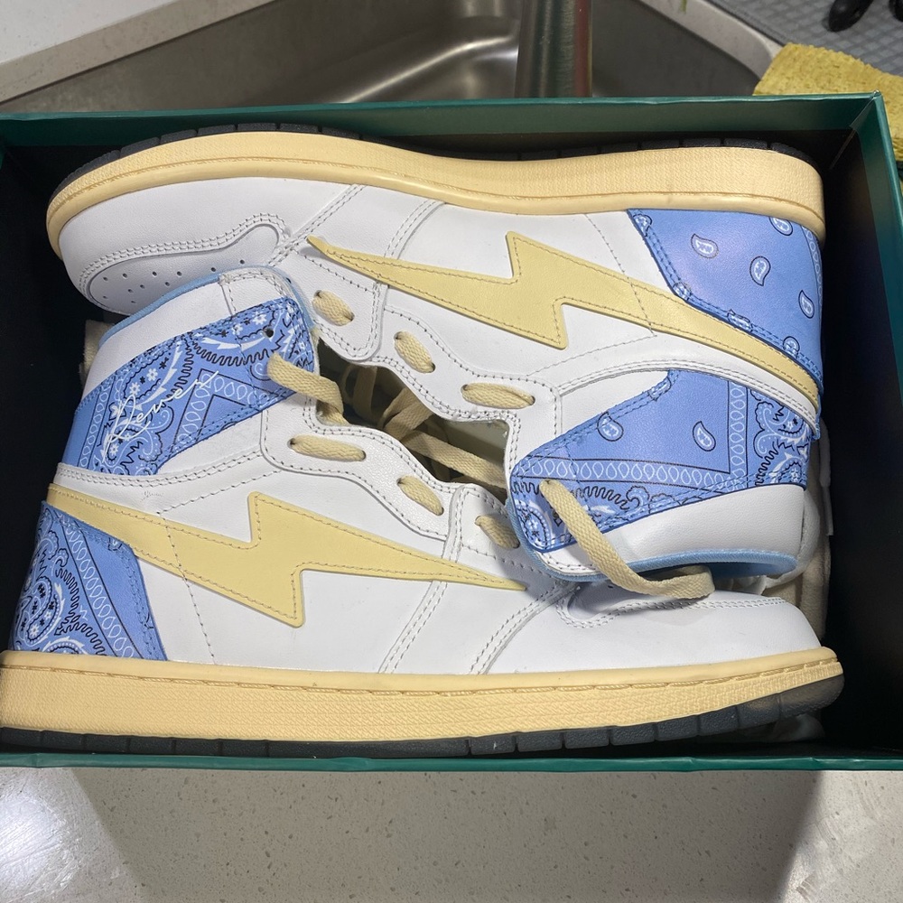 BRAND NEW NEVER WORN AIR KIY!